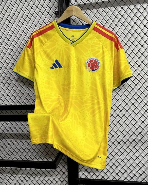 maillot colombie 2026 jaune avec détails bleus et rouges | tenue officielle avec logo fcf adidas