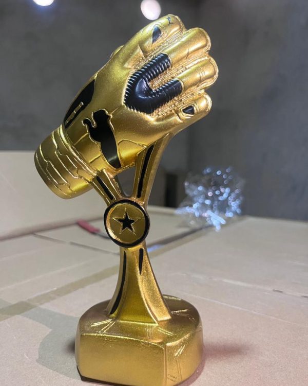 trophée gant d'or "puma edition" récompense meilleur gardien – livraison dakar