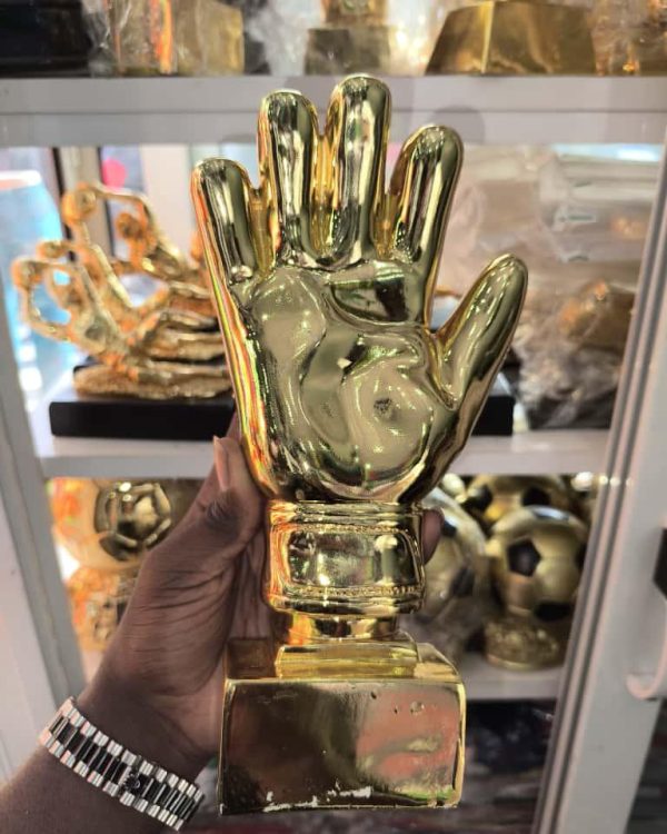 trophée gant d’or design moderne récompense gardien de but dakar
