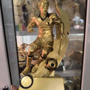 trophée football joueur en action récompense meilleur joueur dakar