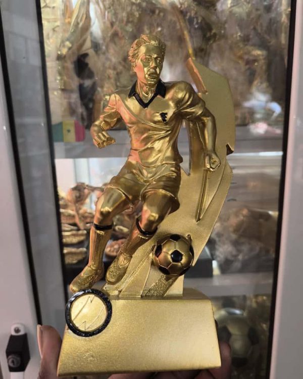 trophée football joueur en action récompense meilleur joueur dakar