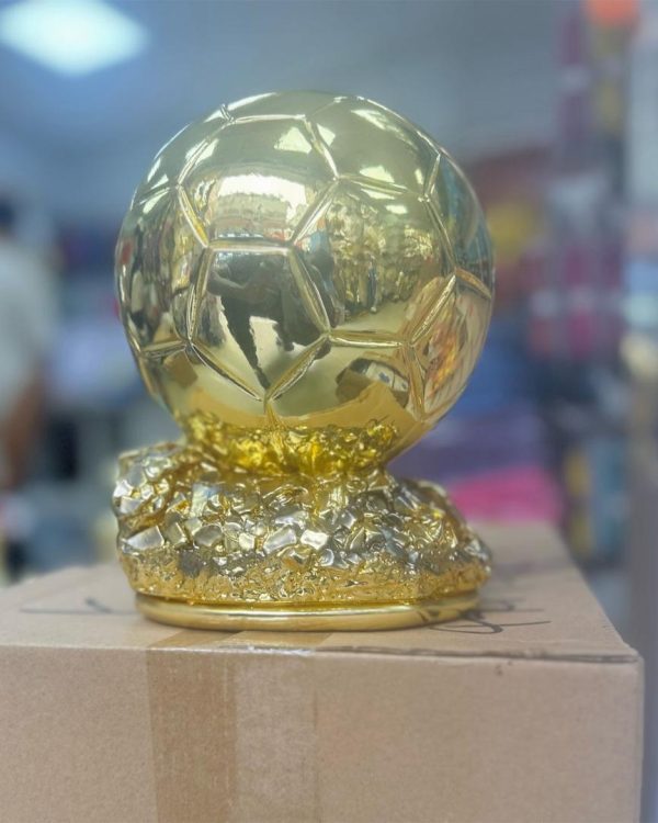 trophée ballon d’or prestige récompense meilleur joueur sénégal
