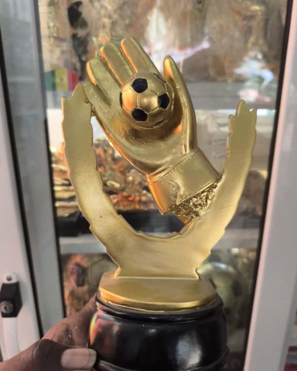 trophée gant d'or "lauriers de la victoire" récompense gardien de but dakar / sénégal